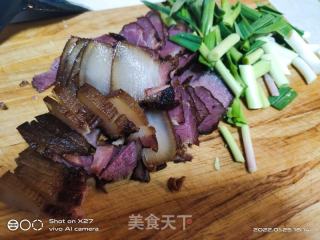 腊肉炒豆芽的做法步骤：1