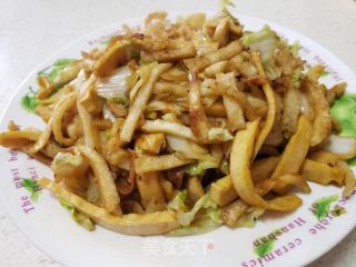 白菜豆干炒饼丝的做法步骤：7