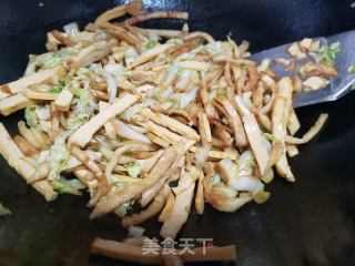 白菜豆干炒饼丝的做法步骤：6