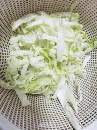 白菜豆干炒饼丝的做法步骤：1