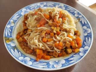 红萝卜豆腐炸酱面的做法步骤：11