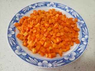红萝卜豆腐炸酱面的做法步骤：1