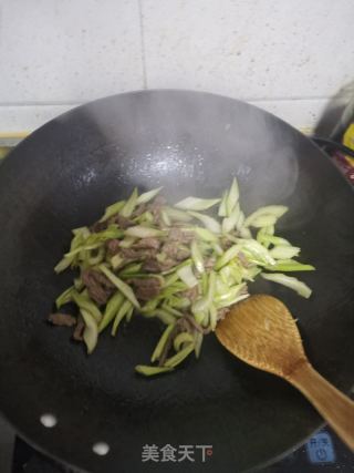 芹菜炒牛肉丝的做法步骤：3