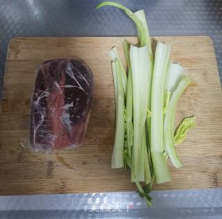 芹菜炒牛肉丝的做法步骤：1