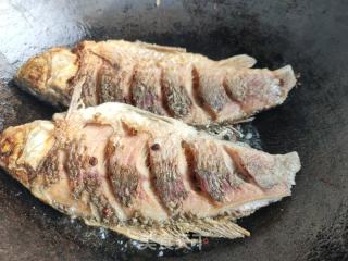 红烧鲫鱼的做法步骤：6