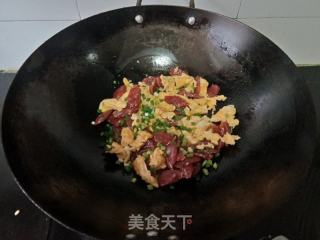 鸡蛋炒广式香肠的做法步骤：6