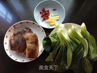 腊肉炒上海青梗的做法步骤：1