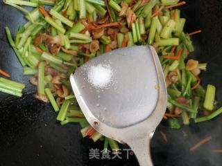 五花肉炒西芹的做法步骤：8