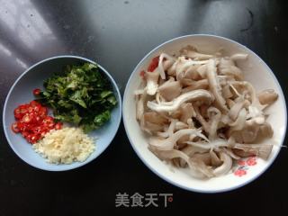 拌平菇的做法步骤：1