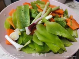 莴笋胡萝卜炒腊肉的做法步骤：2