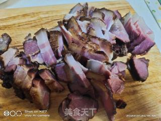 莴笋胡萝卜炒腊肉的做法步骤：1