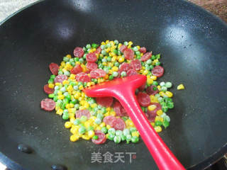 玉米粒罗汉豆炒香肠的做法步骤：9