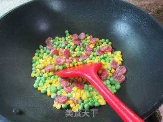 玉米粒罗汉豆炒香肠的做法步骤：6