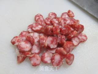 玉米粒罗汉豆炒香肠的做法步骤：3
