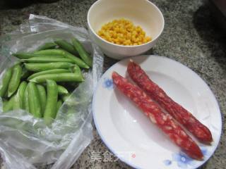 玉米粒罗汉豆炒香肠的做法步骤：1