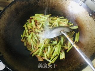 香芹炒肉丝的做法步骤：7