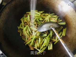 香芹炒肉丝的做法步骤：6