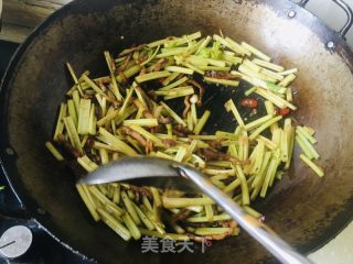 香芹炒肉丝的做法步骤：5