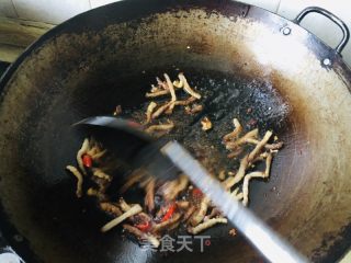 香芹炒肉丝的做法步骤：4