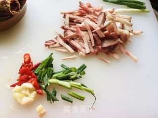 香芹炒肉丝的做法步骤：1