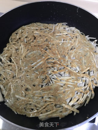鸡蛋芝麻芋丝饼的做法步骤：9