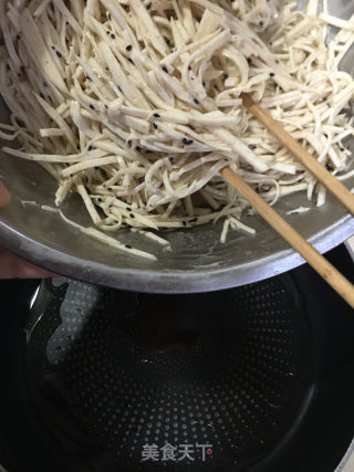 鸡蛋芝麻芋丝饼的做法步骤：7