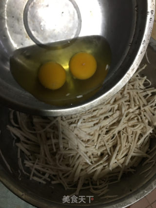 鸡蛋芝麻芋丝饼的做法步骤：5