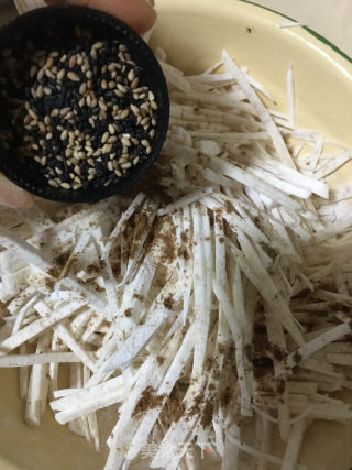 鸡蛋芝麻芋丝饼的做法步骤：4