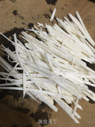 鸡蛋芝麻芋丝饼的做法步骤：1
