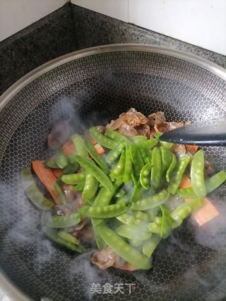 腊肠炒荷兰豆的做法步骤：4