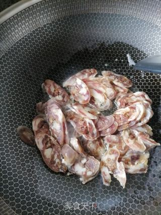腊肠炒荷兰豆的做法步骤：2