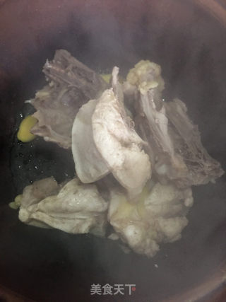 黄芪党参枸杞鸡骨汤的做法步骤：5