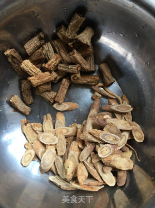黄芪党参枸杞鸡骨汤的做法步骤：1