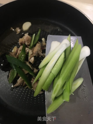 辣椒蒜苗炒鸡丝的做法步骤：6