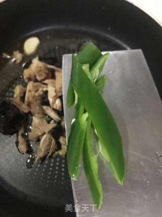 辣椒蒜苗炒鸡丝的做法步骤：5