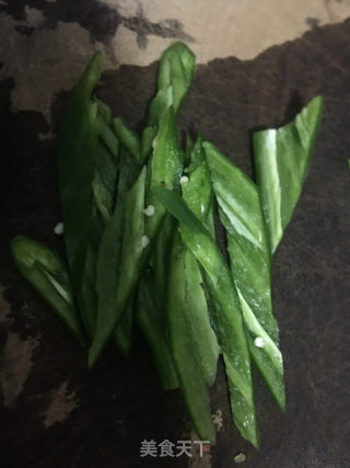 辣椒蒜苗炒鸡丝的做法步骤：1