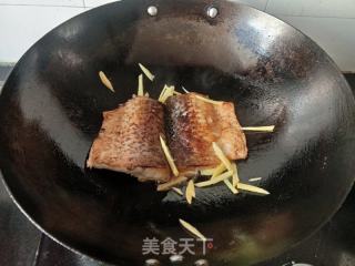 胡萝卜烧草鱼腩的做法步骤：4