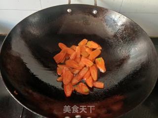 胡萝卜烧草鱼腩的做法步骤：2