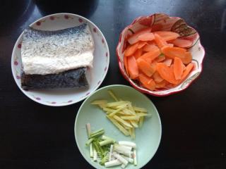 胡萝卜烧草鱼腩的做法步骤：1