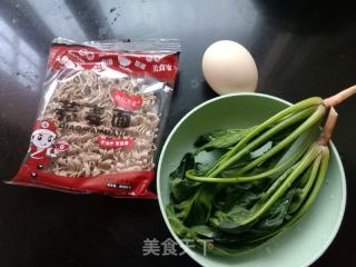 荷包蛋菠菜荞麦面的做法步骤：1