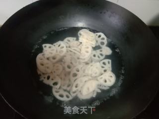 五花肉炒莲藕的做法步骤：2