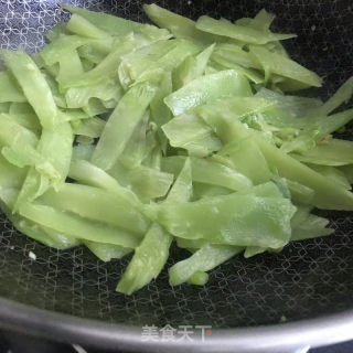 鸡枞油炒笋片的做法步骤：5