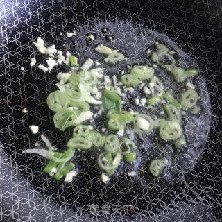 鸡枞油炒笋片的做法步骤：4