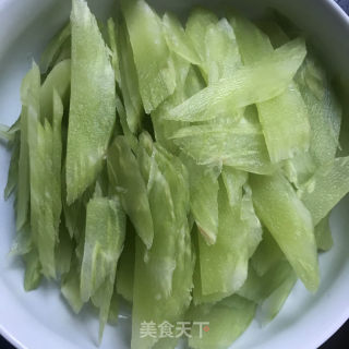 鸡枞油炒笋片的做法步骤：1