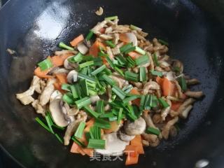 蘑菇胡萝卜炒肉丝的做法步骤：7