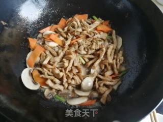 蘑菇胡萝卜炒肉丝的做法步骤：6