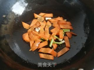 蘑菇胡萝卜炒肉丝的做法步骤：4