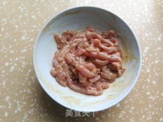 蘑菇胡萝卜炒肉丝的做法步骤：1