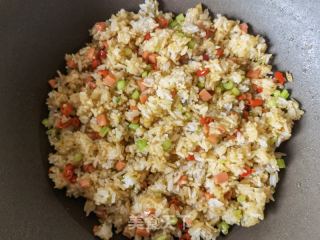 小米椒芹菜火腿肠炒饭的做法步骤：11
