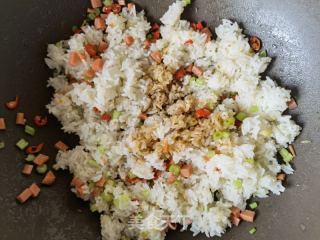小米椒芹菜火腿肠炒饭的做法步骤：10